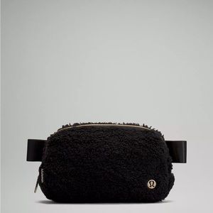 Lululemon Everywhere Belt Bag 1L
Fleece - Black - NWT